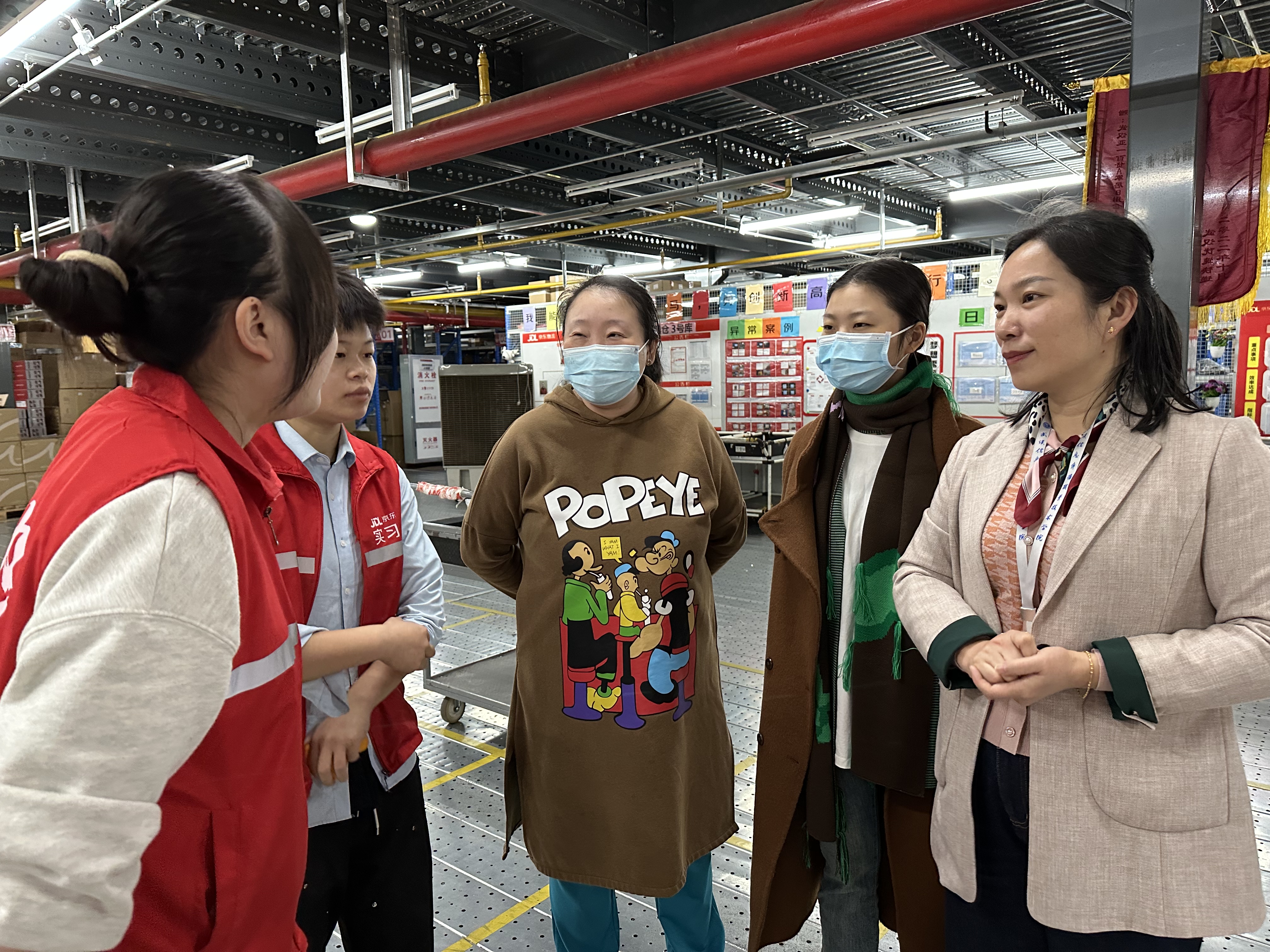 圖4-2 商學院院長李靜榮、副院長陳萍在倉里指導學生，與學生親切交流